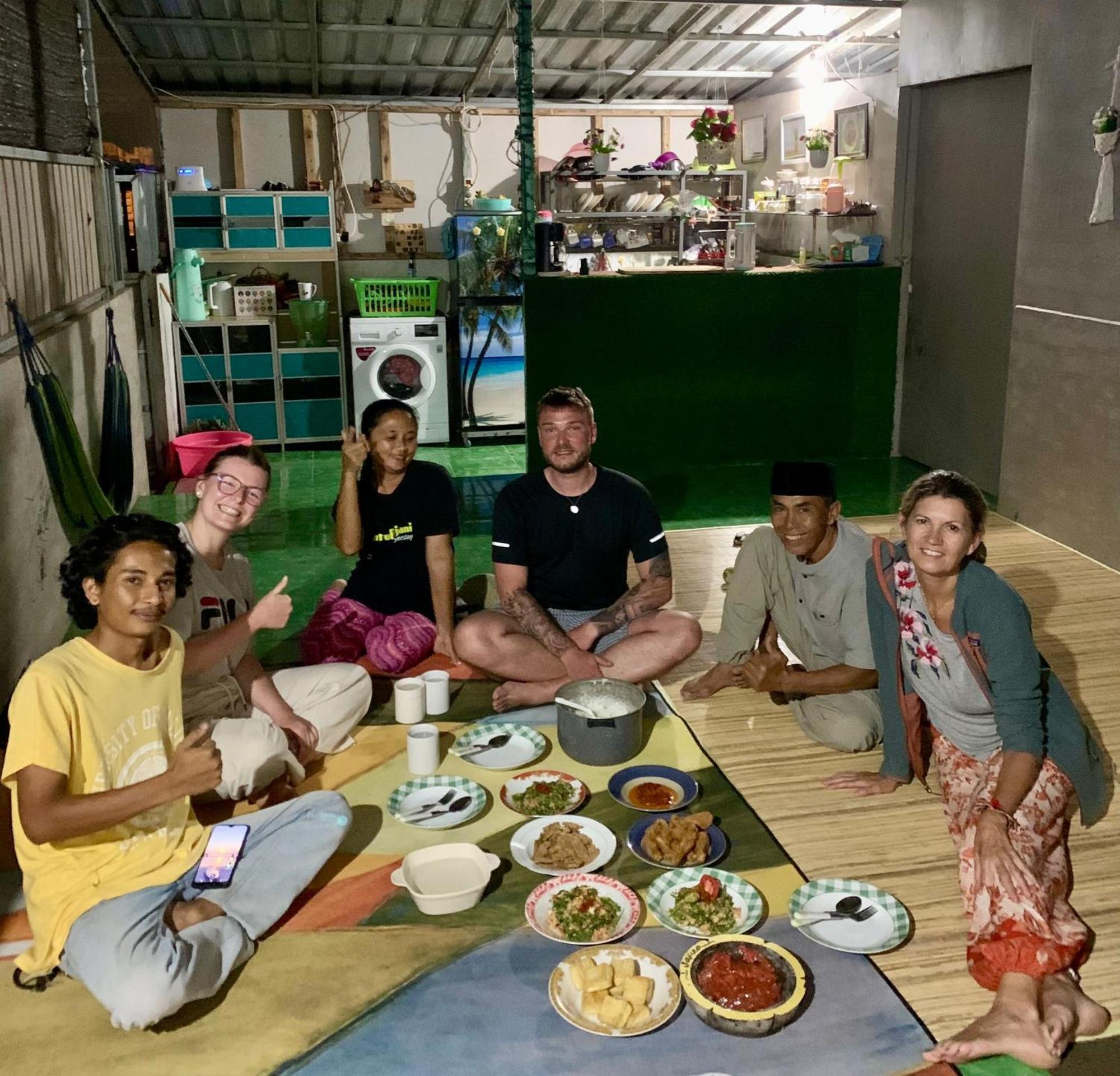 Raturinjani Homestay Selong Экстерьер фото